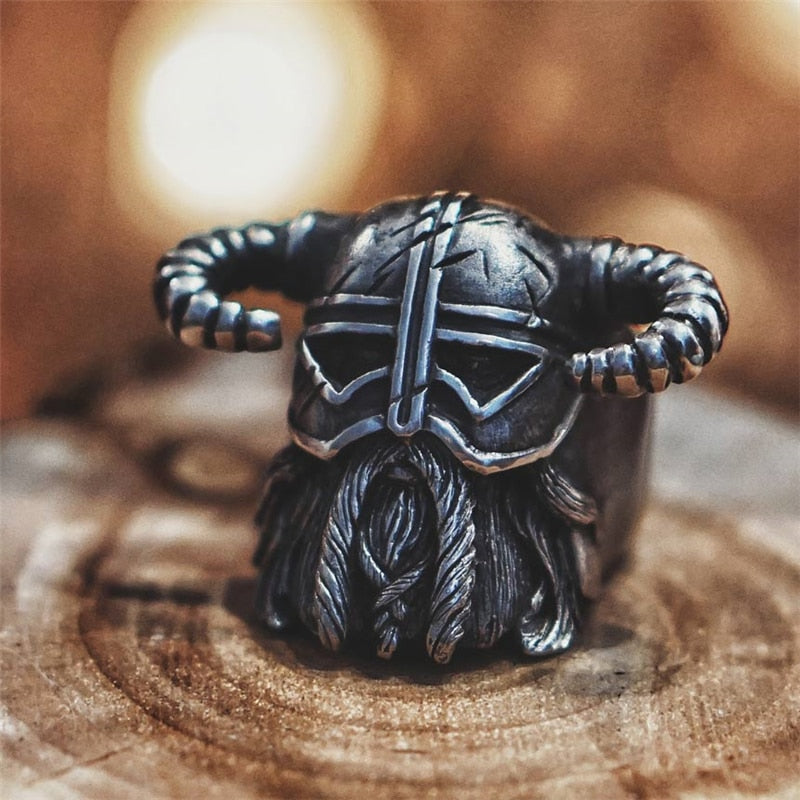 Anillo de Casco de Guerrero con Cuernos