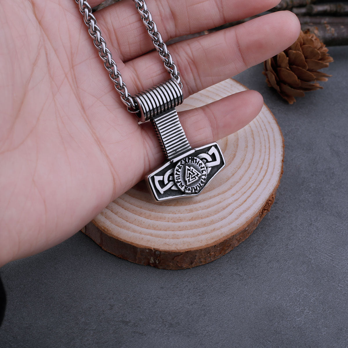 Collar Vikingo de Runas Thor Mjolnir